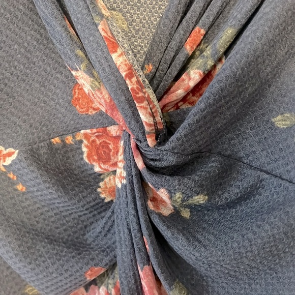 🌸🌸 Viamor Knotted Back Waffle Knit Top - Picture 3 of 4